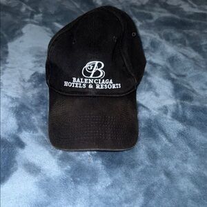 Balenciaga hotel and resorts hat